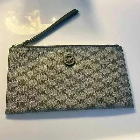 Michael kors zipper clutch - Picture 1 of 9